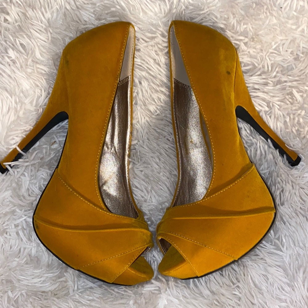 Qupid Platform Peep Toe Mustard Colored Heels Size 9 Great Used Condition